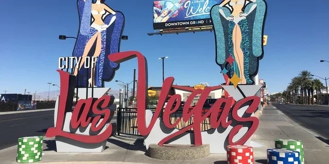 Las Vegas Downtown Walking Tour in French - Image 1