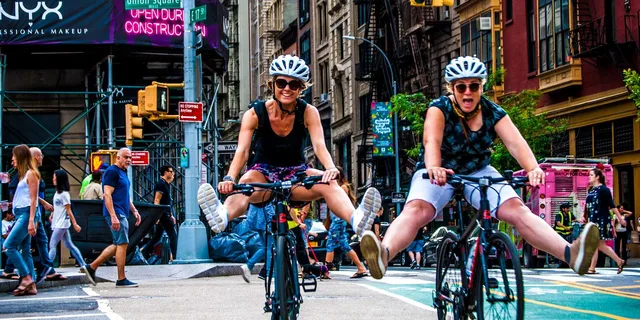 Brooklyn Bike Tour with Local Guide - Image 1