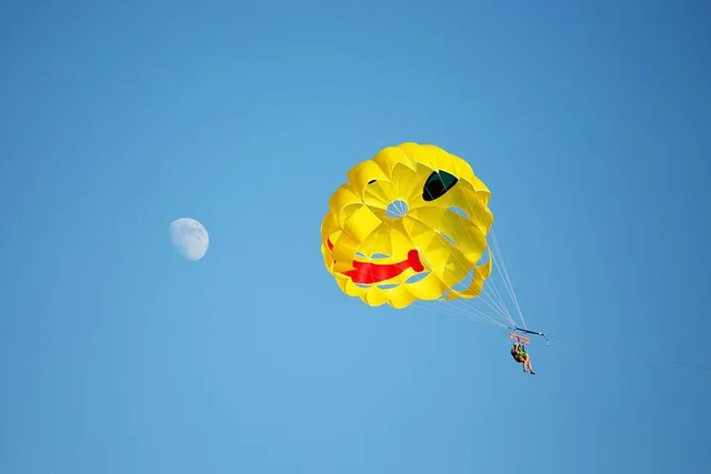 Honolulu Parasailing Adventure in Maunalua Bay - Image 1