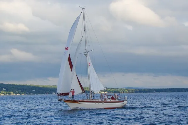 Grand Traverse Bay Private Sailing Cruise - Image 3