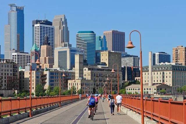 Minneapolis Romantic Stroll - Image 4