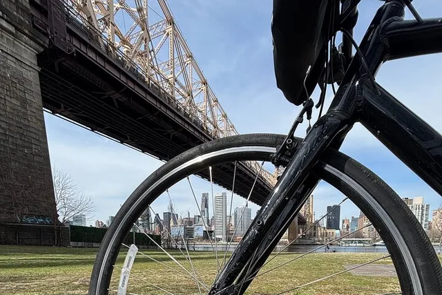 New York City Bike Tour Brooklyn Queens Experience - Image 3