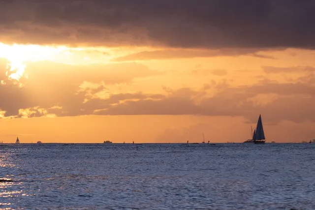 Waikiki Sunset Cruise - Image 5