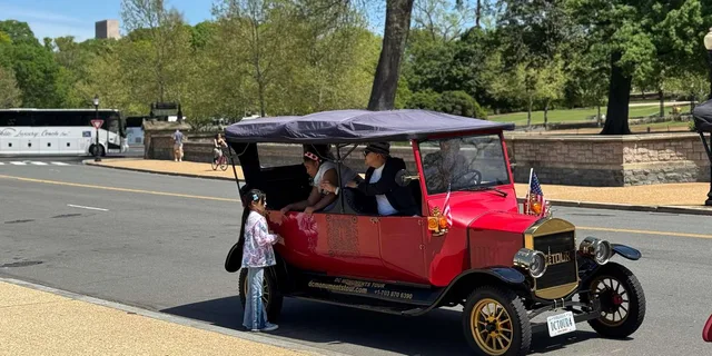 Philadelphia Historical Sites Vintage Car Tour - Image 3
