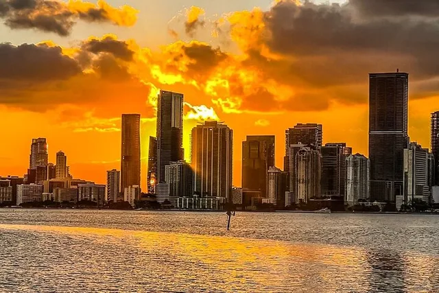 Miami Sightseeing Cruise on a Yacht - Image 4