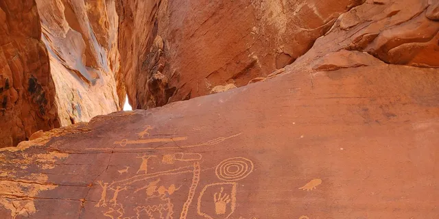 Las Vegas Valley of Fire Small Group Tour - Image 6