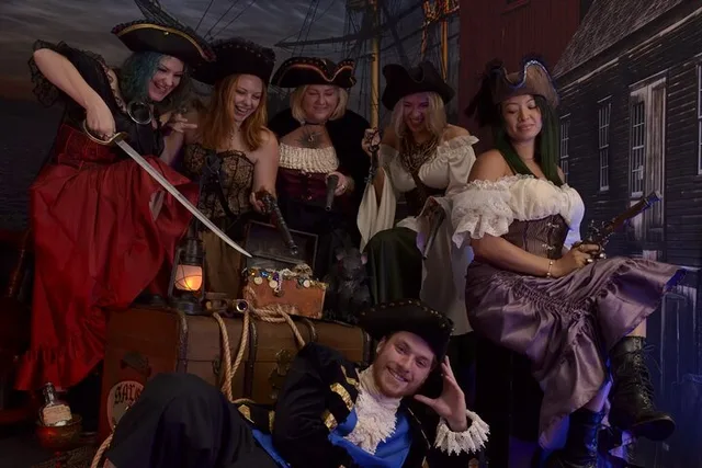 Salem Pirate Costume Photo Shoot 45 Min - Image 6