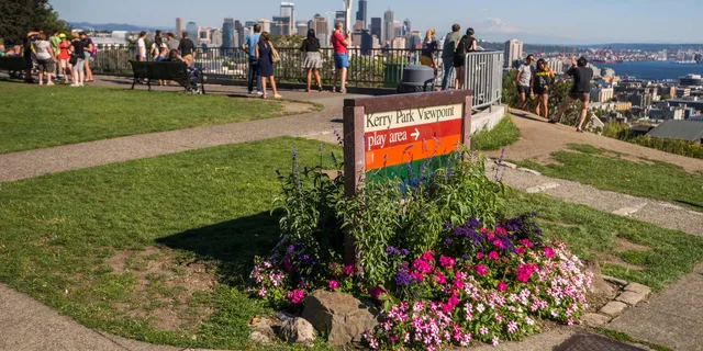 Seattle Scenic Bus Tour with Ballard Locks - Image 6