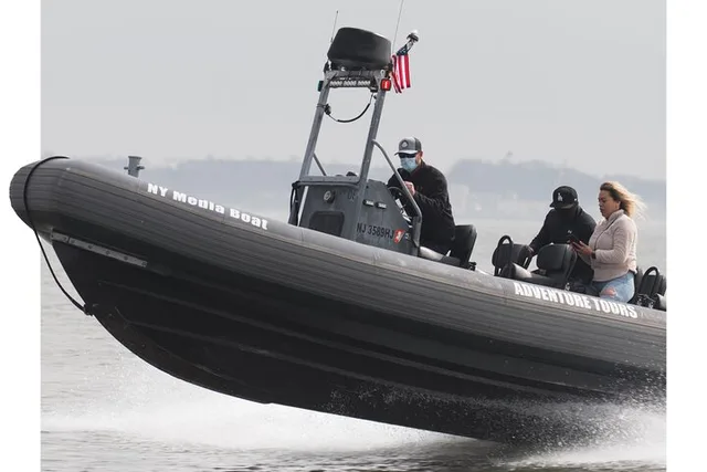 New York City Speedboat Tour to Statue of Liberty 30 Min - Image 3