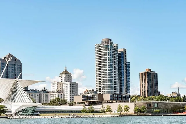 Milwaukee Walking Tour with Art Museum Visit - Image 6