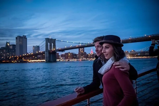 New York City Cocoa and Carols Cruise 90 min - Image 1