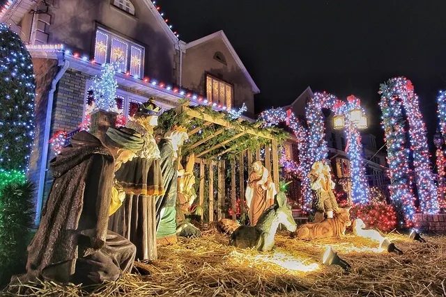 Brooklyn Christmas Houses Tour - Image 6