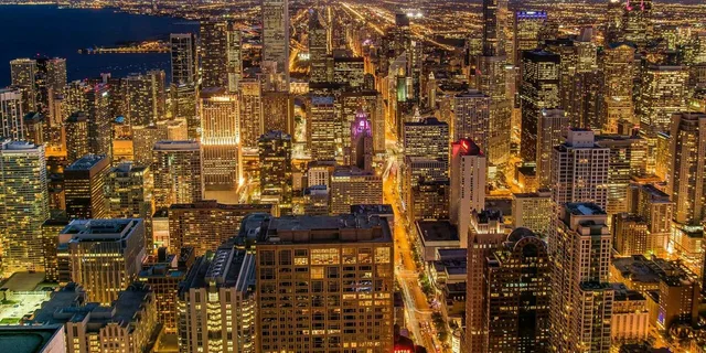 Chicago Night Driving Tour with Skydeck and River Cruise - Image 1