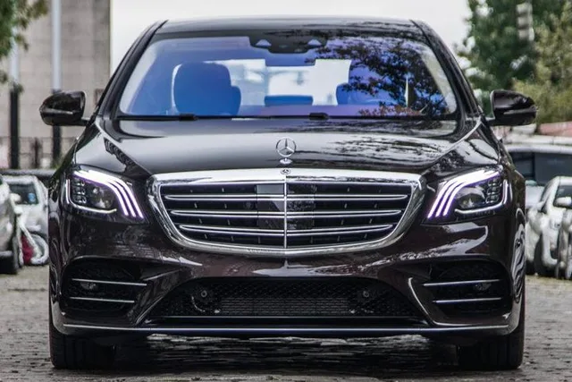 Manhattan to LaGuardia Airport Mercedes Benz Transfer - Image 3