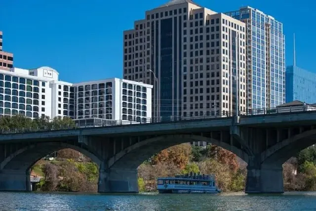 Austin Tour with State Capitol and Cruise - Image 1