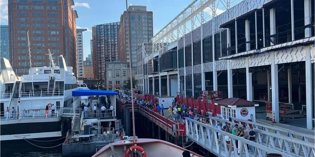 Boston Dinner Cruise with Buffet and Live Music 3 hr - Image 4