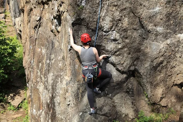 Seattle Outdoor Rock Climbing Intro - Image 1