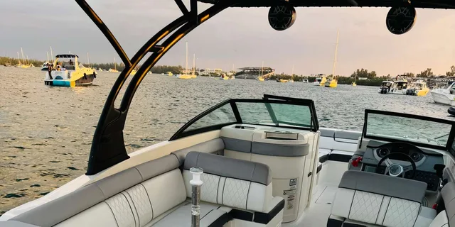 Miami Boat Tour with Champagne 2 hr - Image 6
