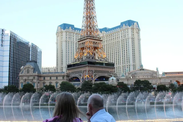 Las Vegas Strip Limo Tour with Champagne 90 min - Image 4