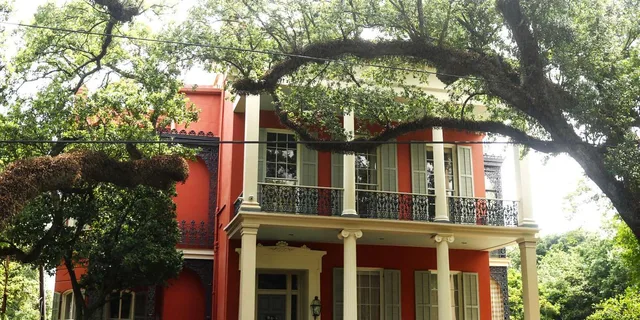 New Orleans Garden District Walking Tour - Image 1