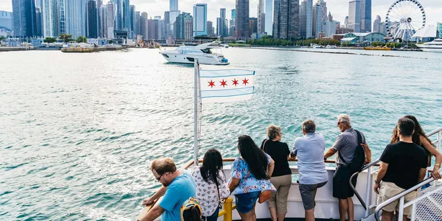 Chicago Lake and River Architecture Cruise - Image 3