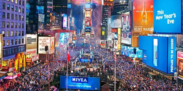 New York City Holiday Lights Bus Tour - Image 5