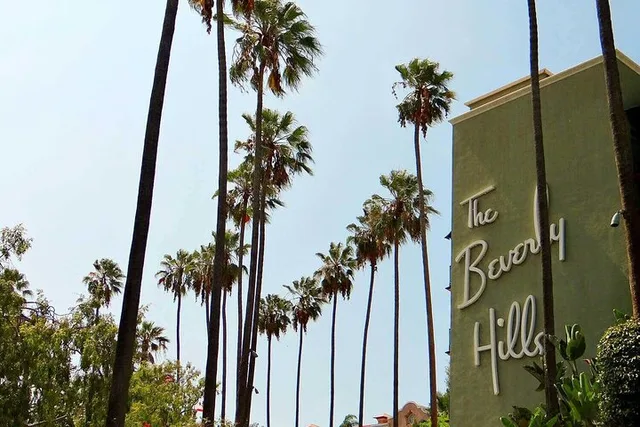 Los Angeles Celebrity Homes Tour - Image 3