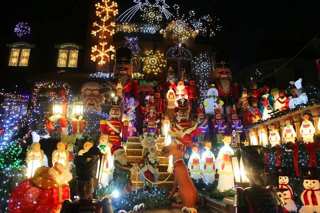 New York Dyker Heights Christmas Lights Walking Tour - Image 2