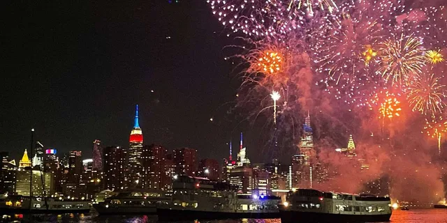 New York City Fireworks Cruise with Gourmet Hors D’oeuvres 4.5 hr - Image 2