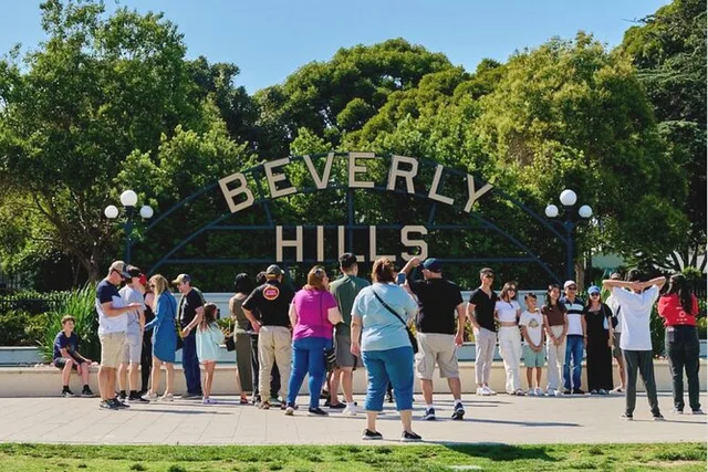 Los Angeles Celebrity Homes and Landmarks Tour 2 hr - Image 3