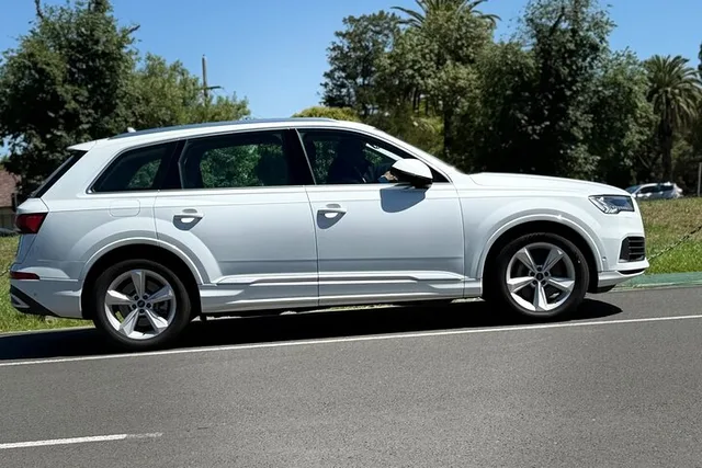 Melbourne Chauffeur Car & Limo Service - Image 3