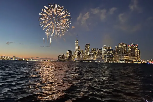 New York City Fireworks Boat Tour 3 hr - Image 2