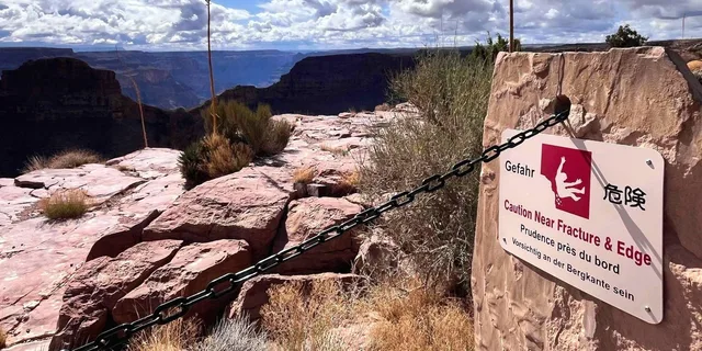 Las Vegas Grand Canyon Skywalk Tour with French Guide - Image 6