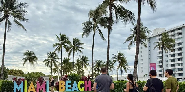 Miami Beach Art Deco Walking Tour at Sunset - Image 1