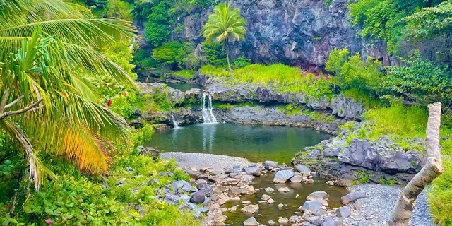 Maui Road to Hana Private Convertible Tour - Image 2