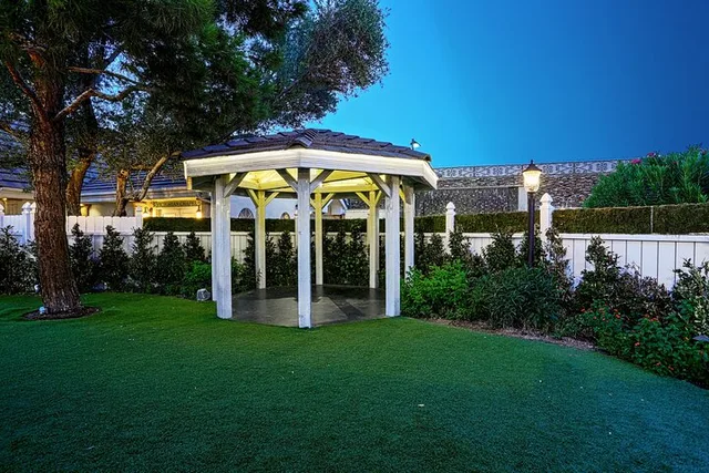 Las Vegas Wedding Package in Victorian Chapel 90 min - Image 6