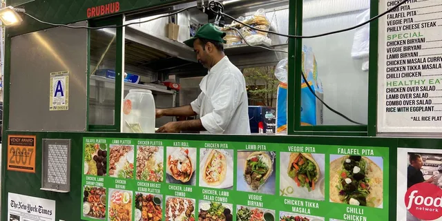New York Midtown Manhattan Street Food Walking Tour - Image 4
