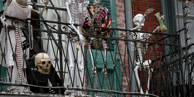 New Orleans Haunted and True Crime Pub Crawl 2 hr - Image 1