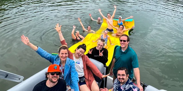 Austin Lake Pontoon Boat Cruise 2 hr - Image 1
