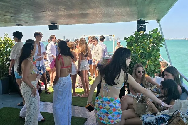 Miami NYE Yacht Party with Dinner and Fireworks - Image 3