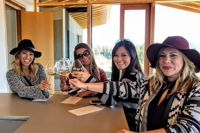 Oregon Wine Tour with Lunch Stop - Image 2