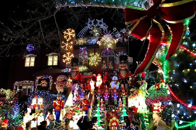 New York Dyker Heights Christmas Lights Bus Tour - Image 4