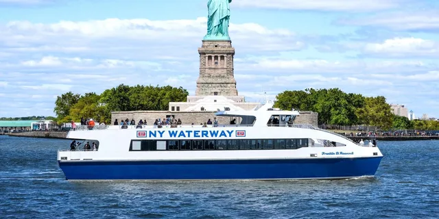 New York City Hudson & East Rivers Guided Cruise - Image 1