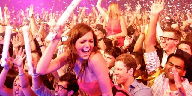Las Vegas Nightclub and Bar Crawl with Party Bus - Image 5