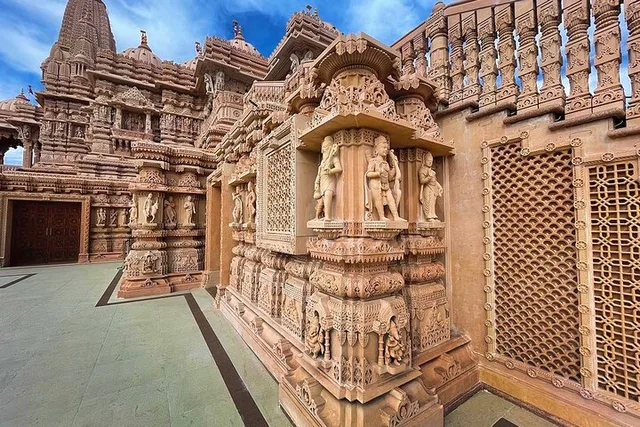 Los Angeles Hindu Temple and Buddhist Monastery Tour - Image 5
