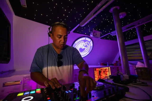 Waikiki Sunset Party Cruise with Live DJ - Image 4