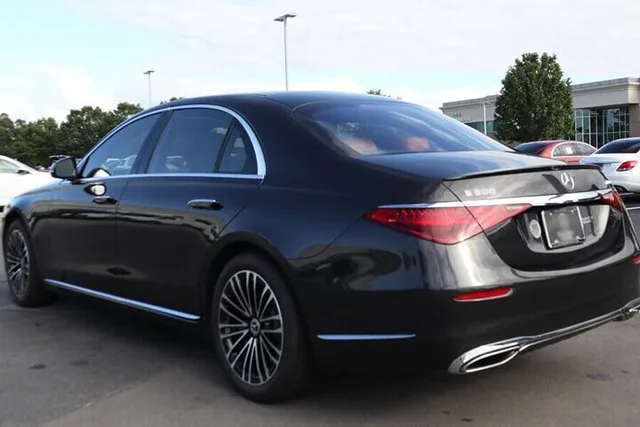 Honolulu Private Airport Transfer by Luxury Car - Image 5