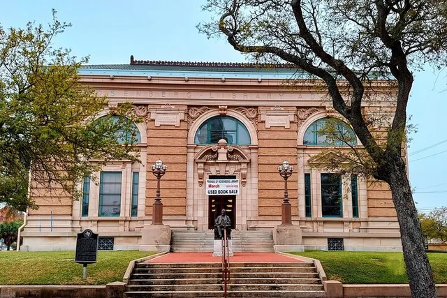 Galveston Mansions and Murder Walking Tour 90 min - Image 4