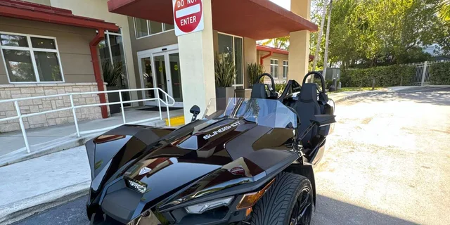 Miami Polaris Slingshot Rental 1 hr - Image 4