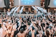 Las Vegas Pool Crawl with Party Bus & Open Bar thumbnail 1